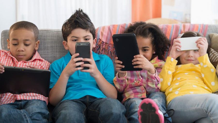 سبب خطورة الهواتف الذكية على بصر الأطفال