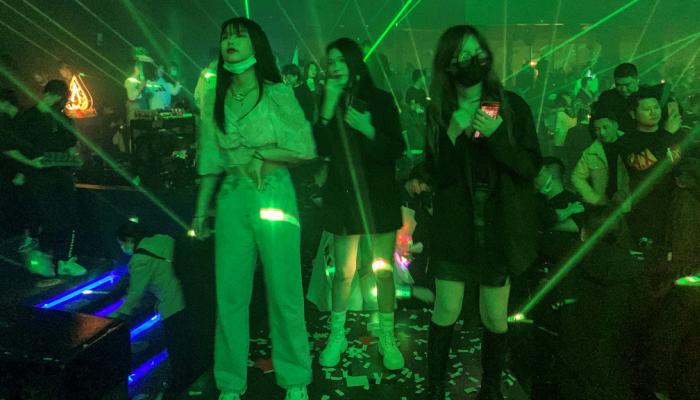 Wuhan nightclub starts dancing