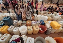 السودانيون يعانون من نقص الغذاء والماء