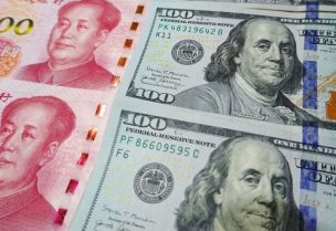 اليوان الصيني والدولار الأمريكي