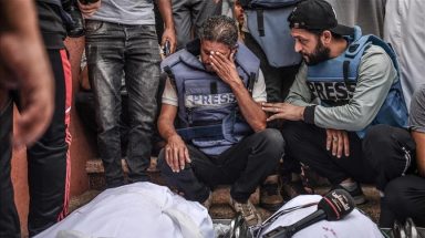 صحفيو غزة أمام وداع أحد زملائهم