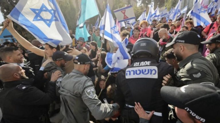 تجمع مئات الإسرائيليين في شوارع تل أبيب للتنديد بقانون التجنيد المثير للجدل