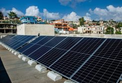 ألواح الطاقة الشمسية باتت بديلاً ضرورياً لتأمين الكهرباء للبنانيين