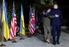 الرئيس الأمريكي جو بايدن ونظيره الأوكراني فولوديمير زيلينسكي