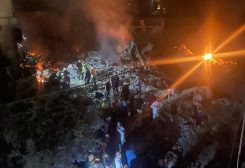 غارة إسرائيلية عنيفة تدمر مبنى بالكامل في النبطية بجنوب لبنان