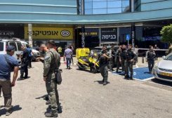 عملية الطعن داخل مجمع تجاري في مدينة كرمئيل شمال إسرائيل (رويترز)